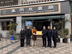 夹江县委常委、副县长陈虎开展除夕节前食物平